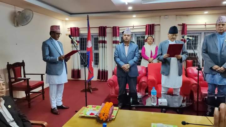 बागमती प्रदेश प्रमुख यादवचन्द्र शर्माद्वारा थपलियालाई सपथग्रहण