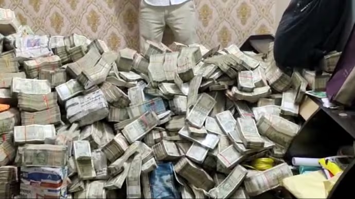 मासिक तलब १५ हजार खाने कर्मचारीको घरमा ३० करोड भेटिएपछी…