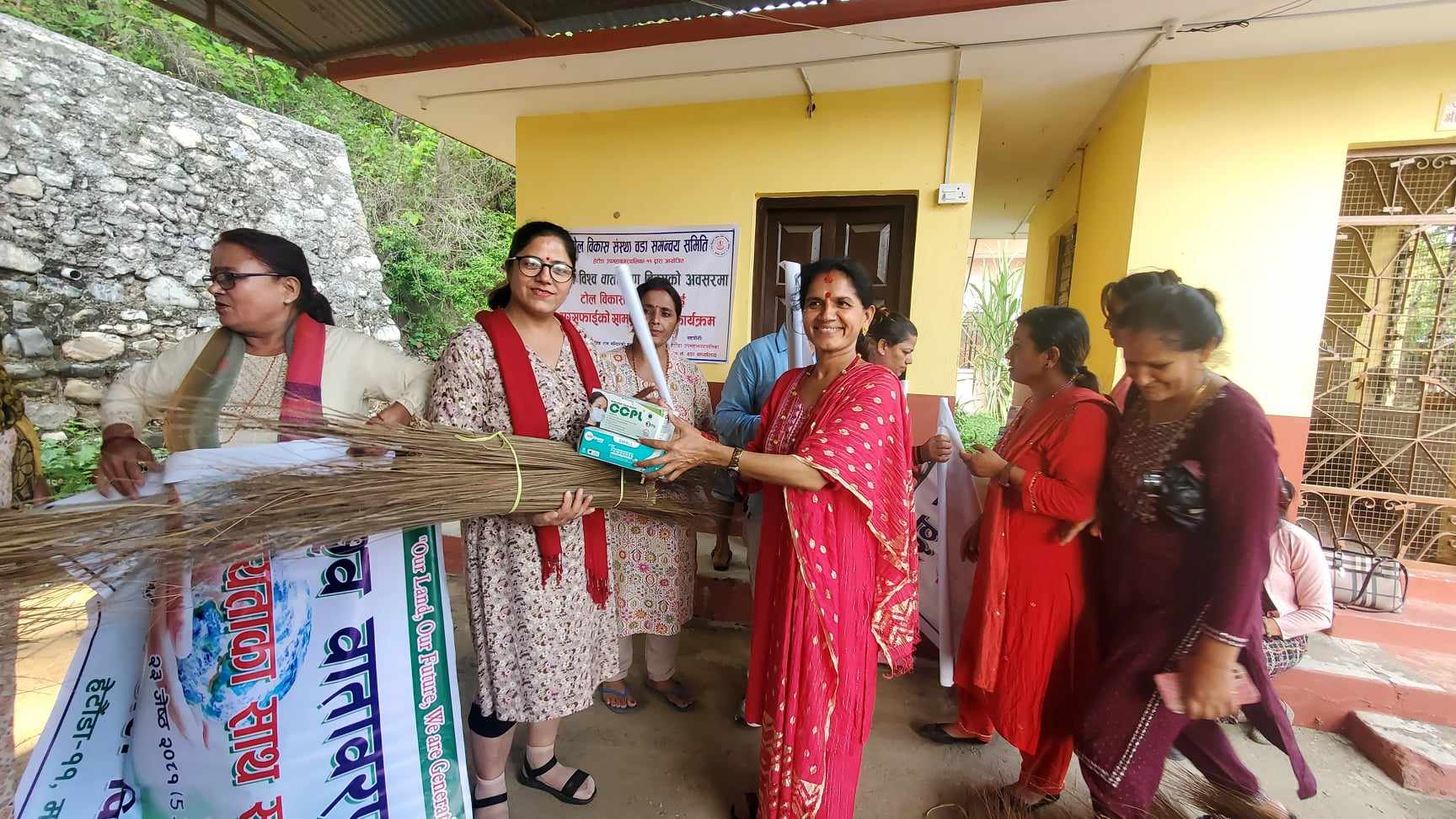 टोल बिकास सस्थाहरु लाई सरसफाइ सामग्रीहरू बितरण