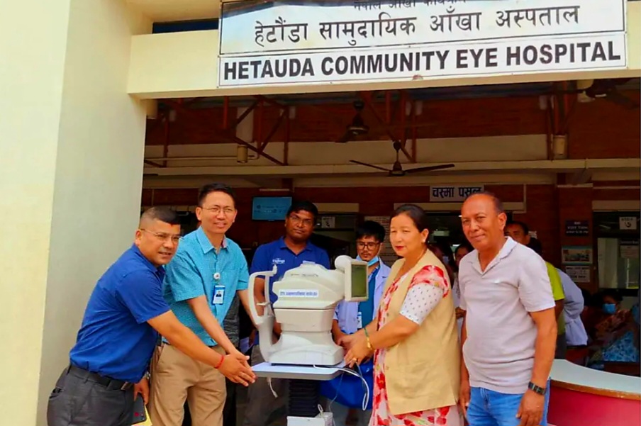 हेटौंडा सामुदायिक आँखा अस्पताललाई आधुनिक आँखाजाचँ गर्ने मेसिन हस्तान्तरण