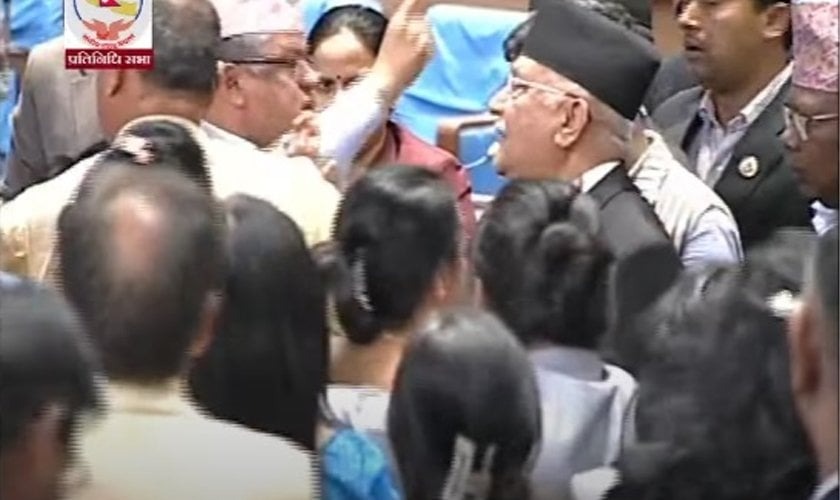 जब धनराज गुरुङ नाराबाजी गर्दै केपी ओलीसँग खनिए…