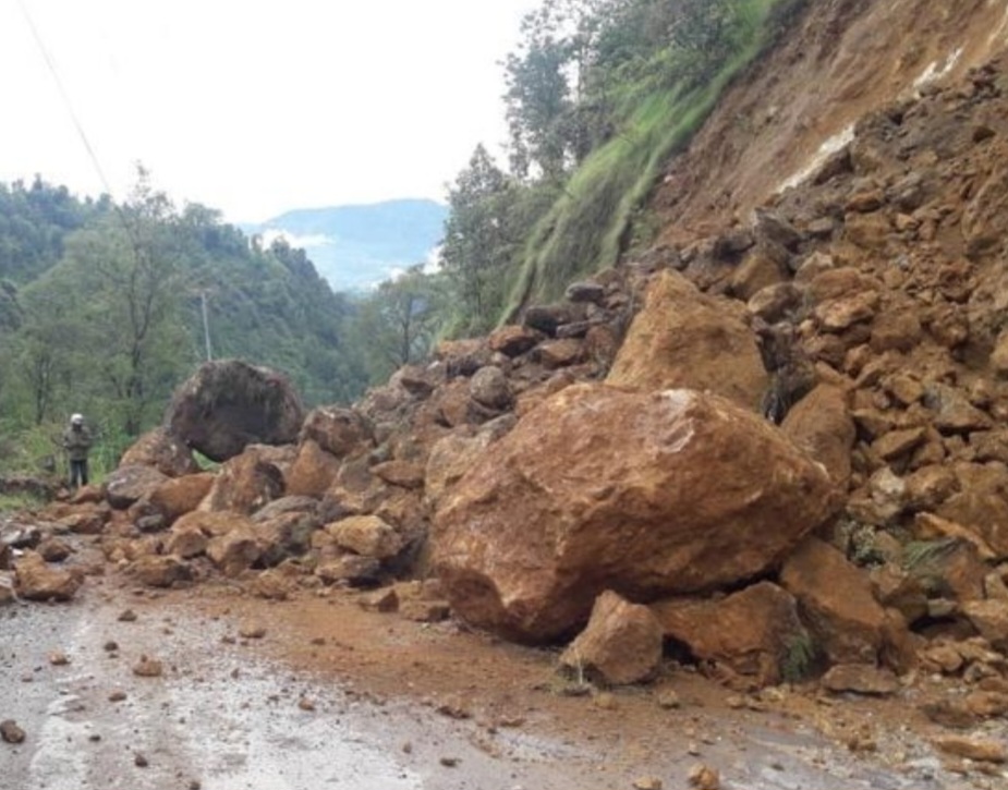 निरन्तर वर्षा भईरहे संगै गएको पहिरोका कारण हेटौंडा–काठमाण्डौं जोड्ने सबै&hellip;