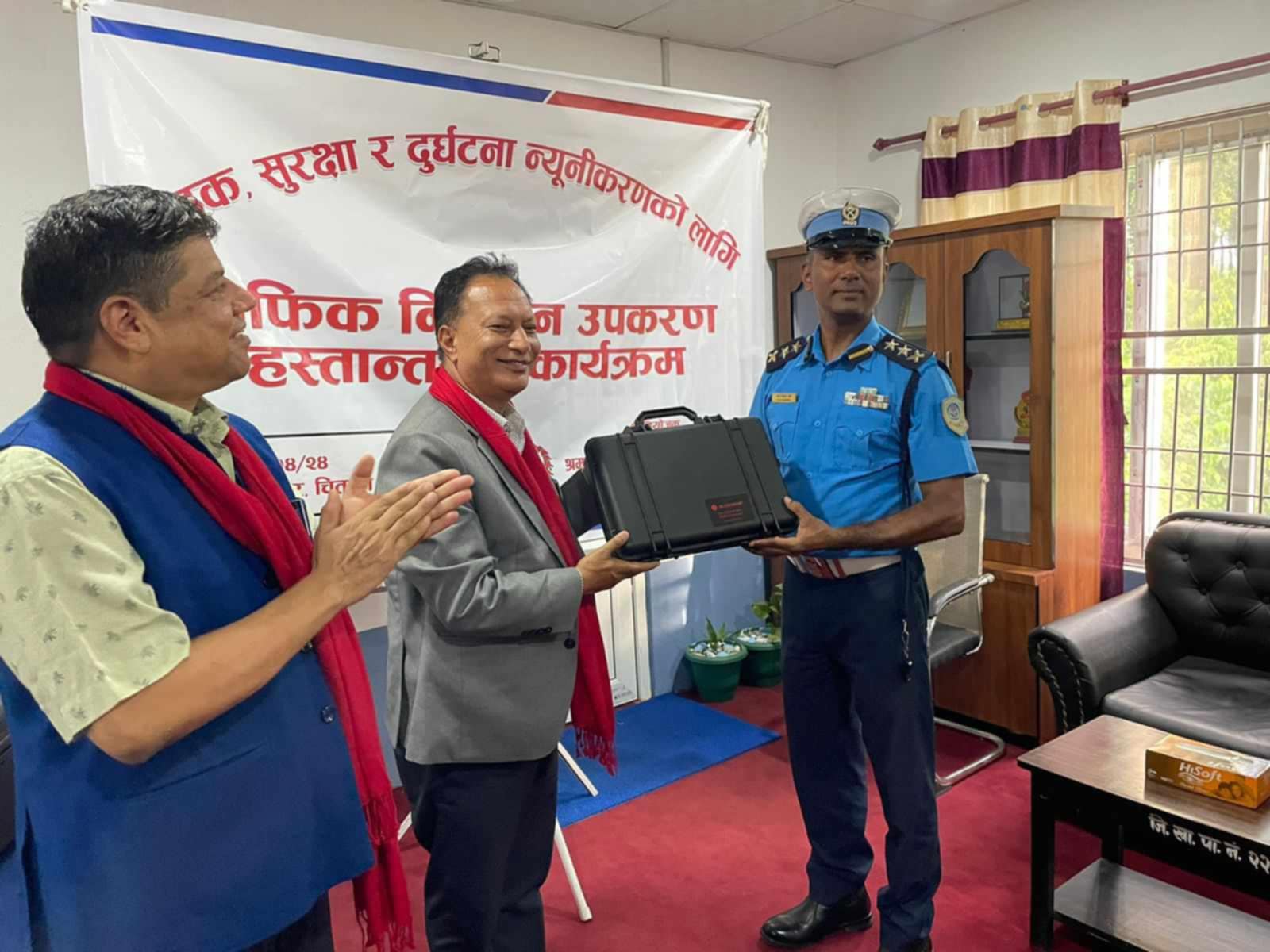 श्रम, रोजगार तथा यातायात मन्त्रालयले १५ लाख बराबरको ट्राफिक नियमन उपकरण हस्तान्तरण