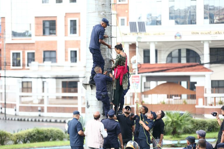 केटाले बिहे गर्न नमानेपछि ३५ दिनदेखी धर्नामा रहेकी युवतीद्वारा माइतिघरको पोलबाट हाम&hellip;