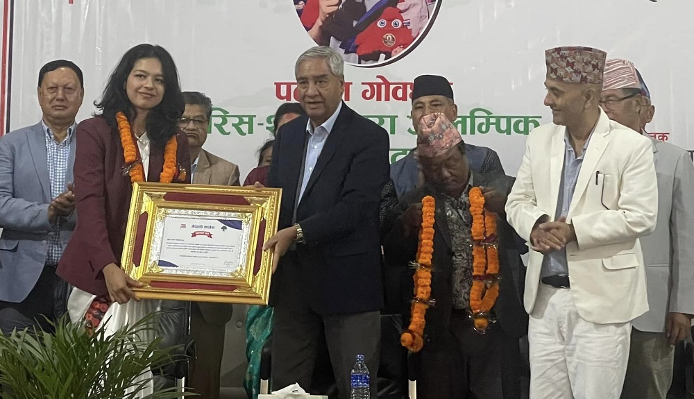नेपाली कांग्रेसले पलेशालाई नगद पुरस्कारसहित सम्मान