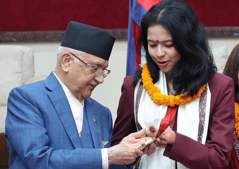 सरकारले पलेशा गोवर्धनलाई पुरस्कार प्रदान गरिदै