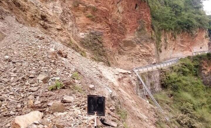 अवरुद्ध महाकाली राजमार्ग सात घण्टापछि खुल्याे