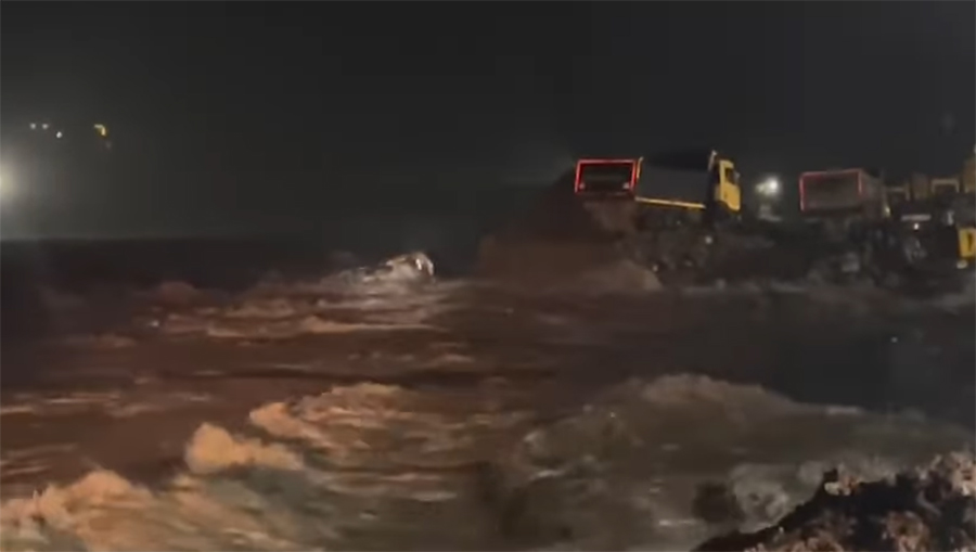 त्रिशूली नदीमा आएको बाढीले ३ टिपर र २ एक्साभेटर बगायो