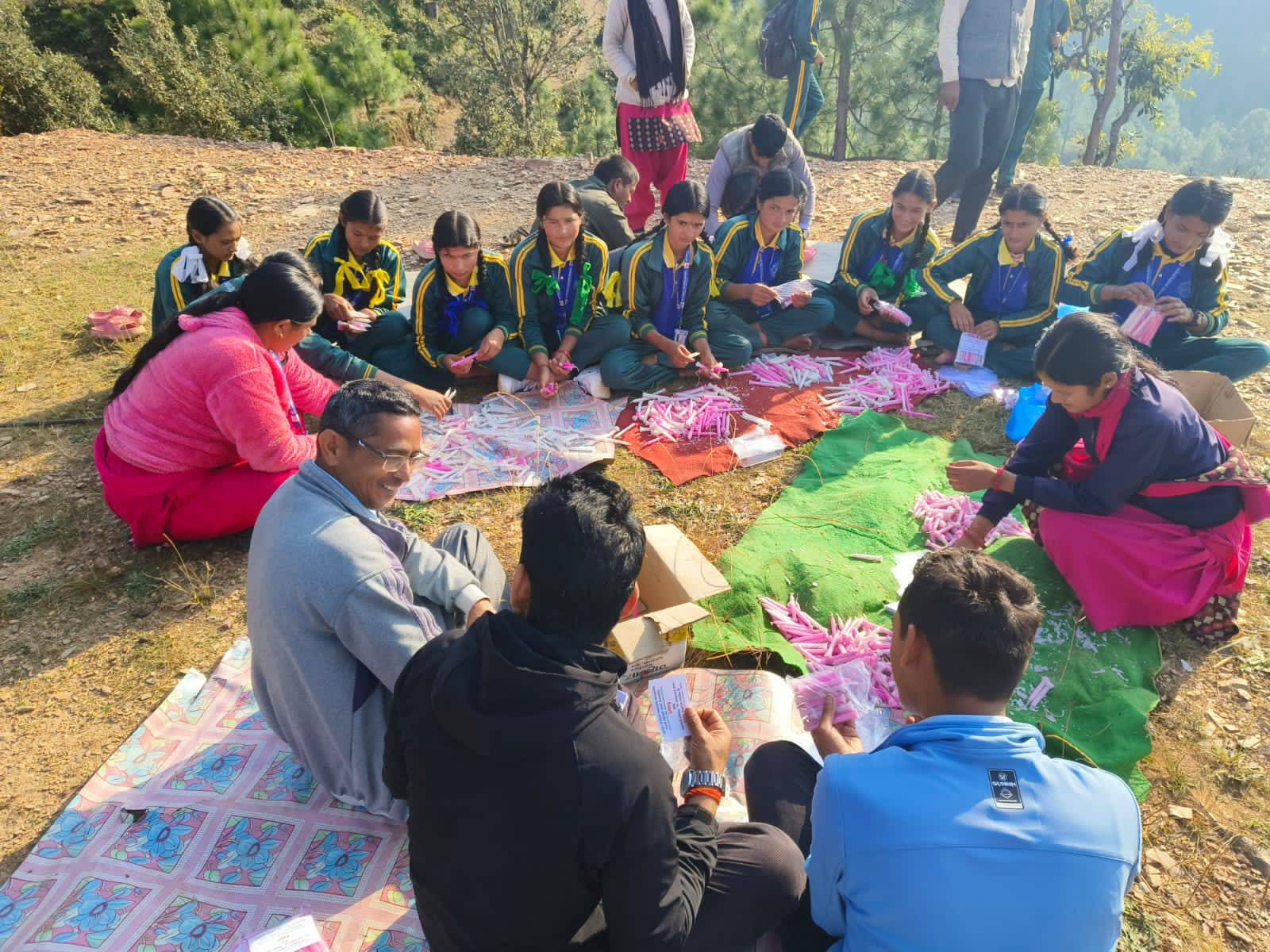 मैनबत्ती निर्माणमा जुटे सिद्धेस्वर मावि हुक्केडाँडाँका विद्यार्थीहरु