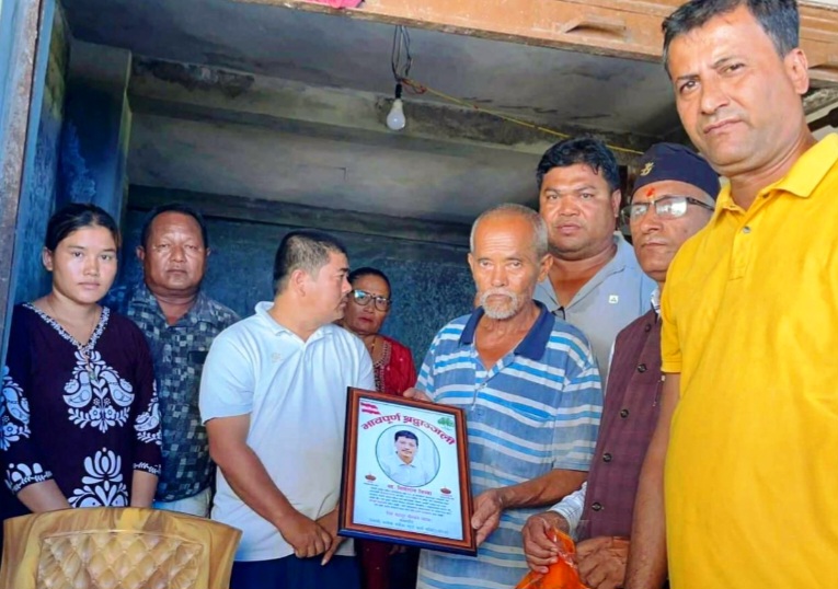 “बकैया–५ मा सहयोगको लहर: आगलागीपीडितलाई २ लाख…