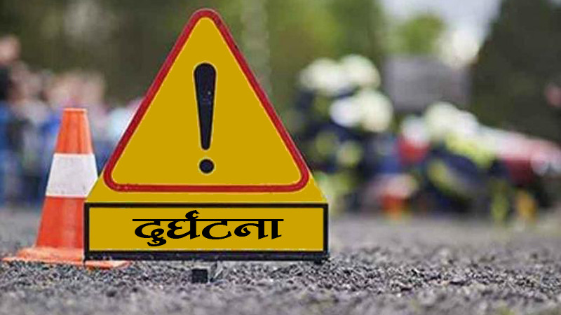 मिनरल वाटर बोकेको आईचर गाडी इन्द्रसरोवर तालमा खस्यो
