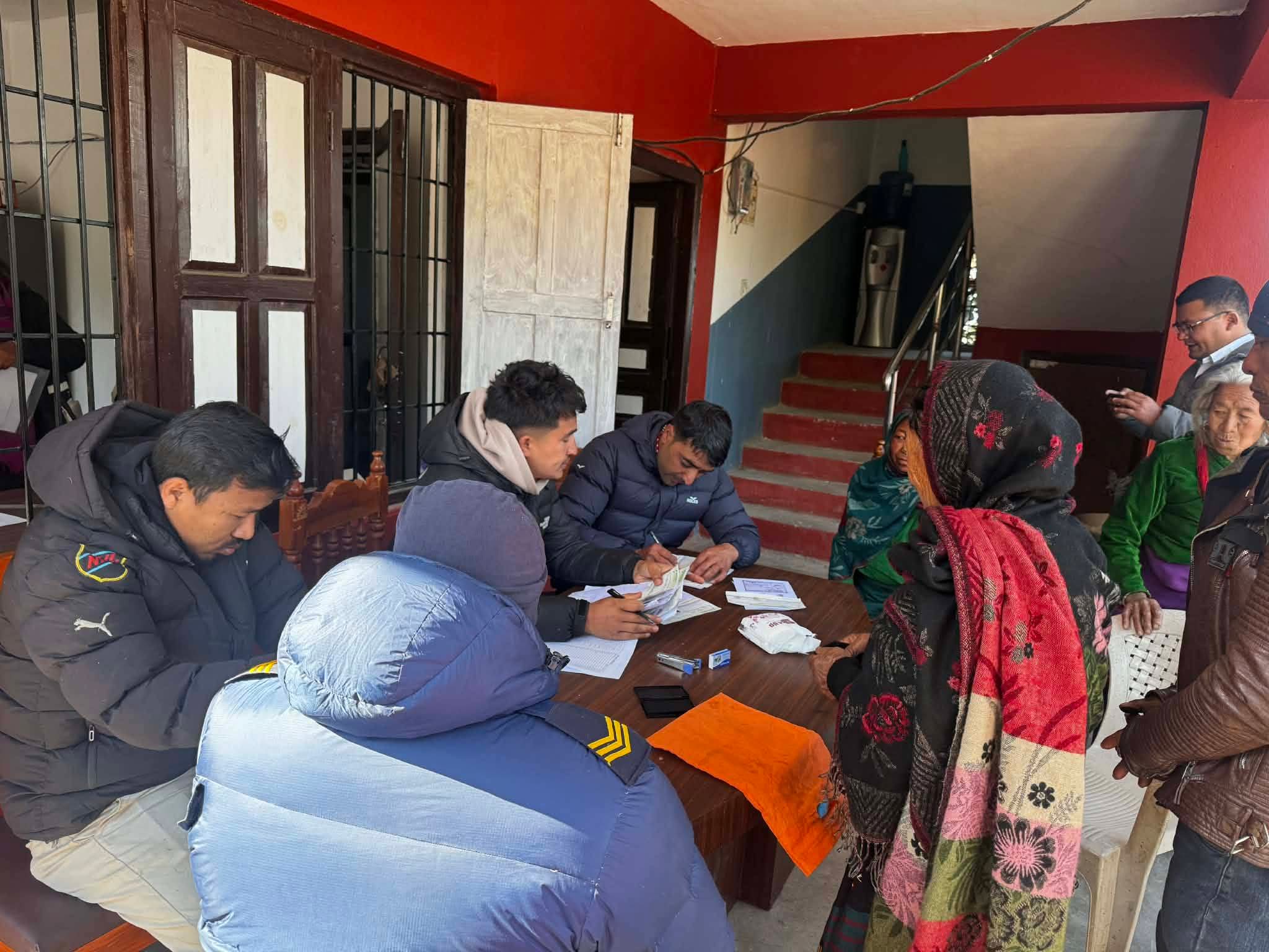 थाहा नगरपालिकाले वडा कार्यालयमै सामाजिक सुरक्षा भत्ता वितरण