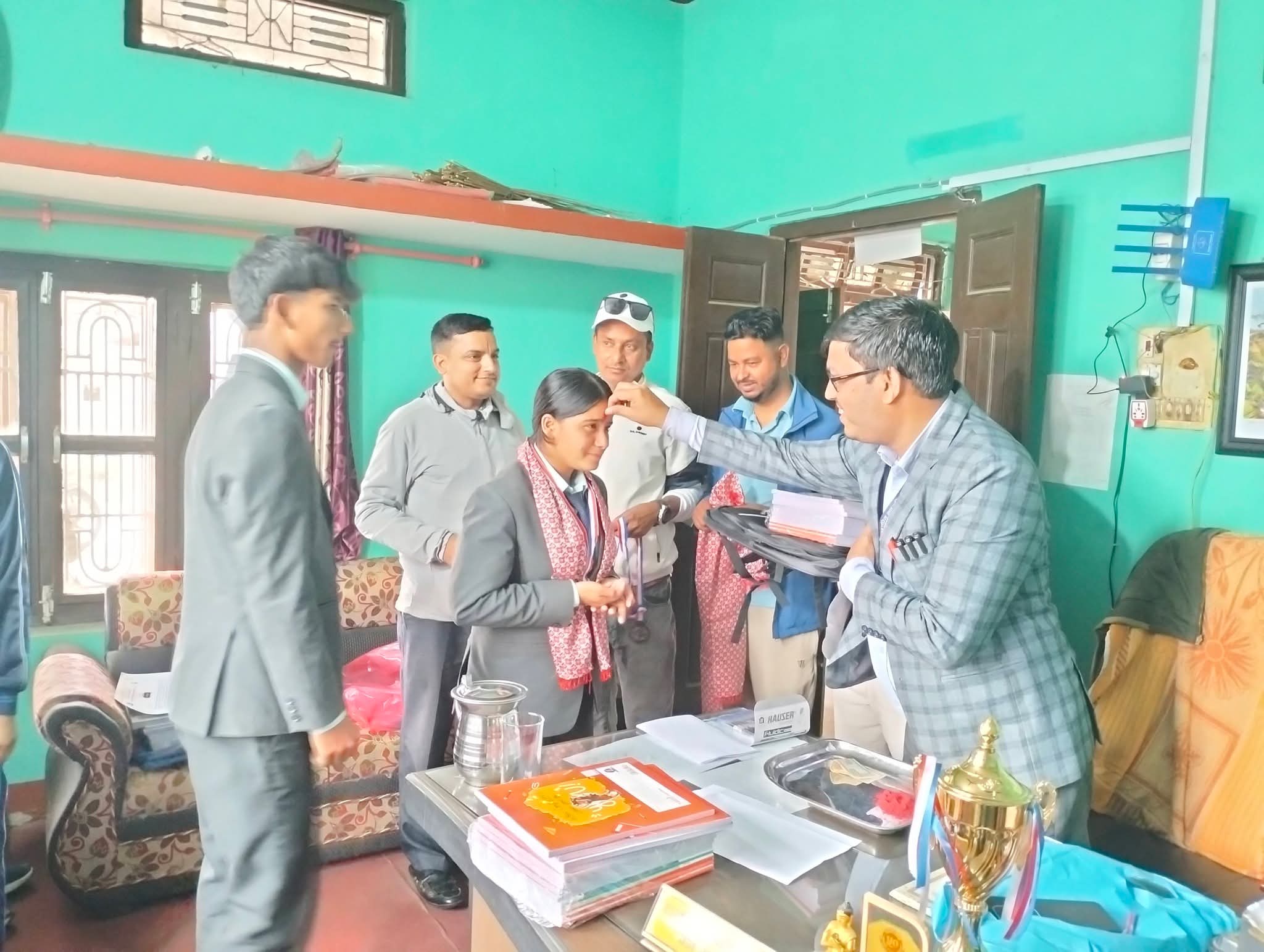 हेटौंडा–१६ मा बाल रिले दौडमा द्वितीय स्थान हासिल गर्ने विद्यार्थीहरू सम्मानित