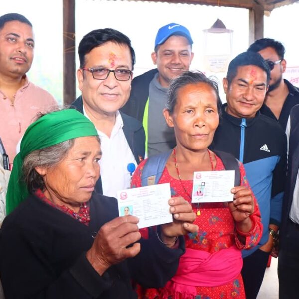 घरदैलोमै सरकार: राक्सिराङमा एकीकृत घुम्ती शिविरबाट नागरिकता र परिचयपत्र वितरण