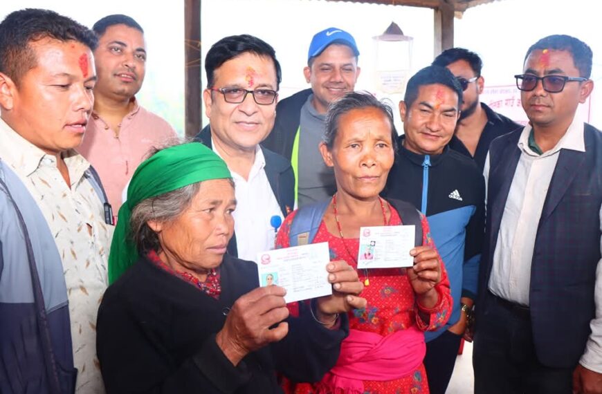 घरदैलोमै सरकार: राक्सिराङमा एकीकृत घुम्ती शिविरबाट नागरिकता र परिचयपत्र वितरण