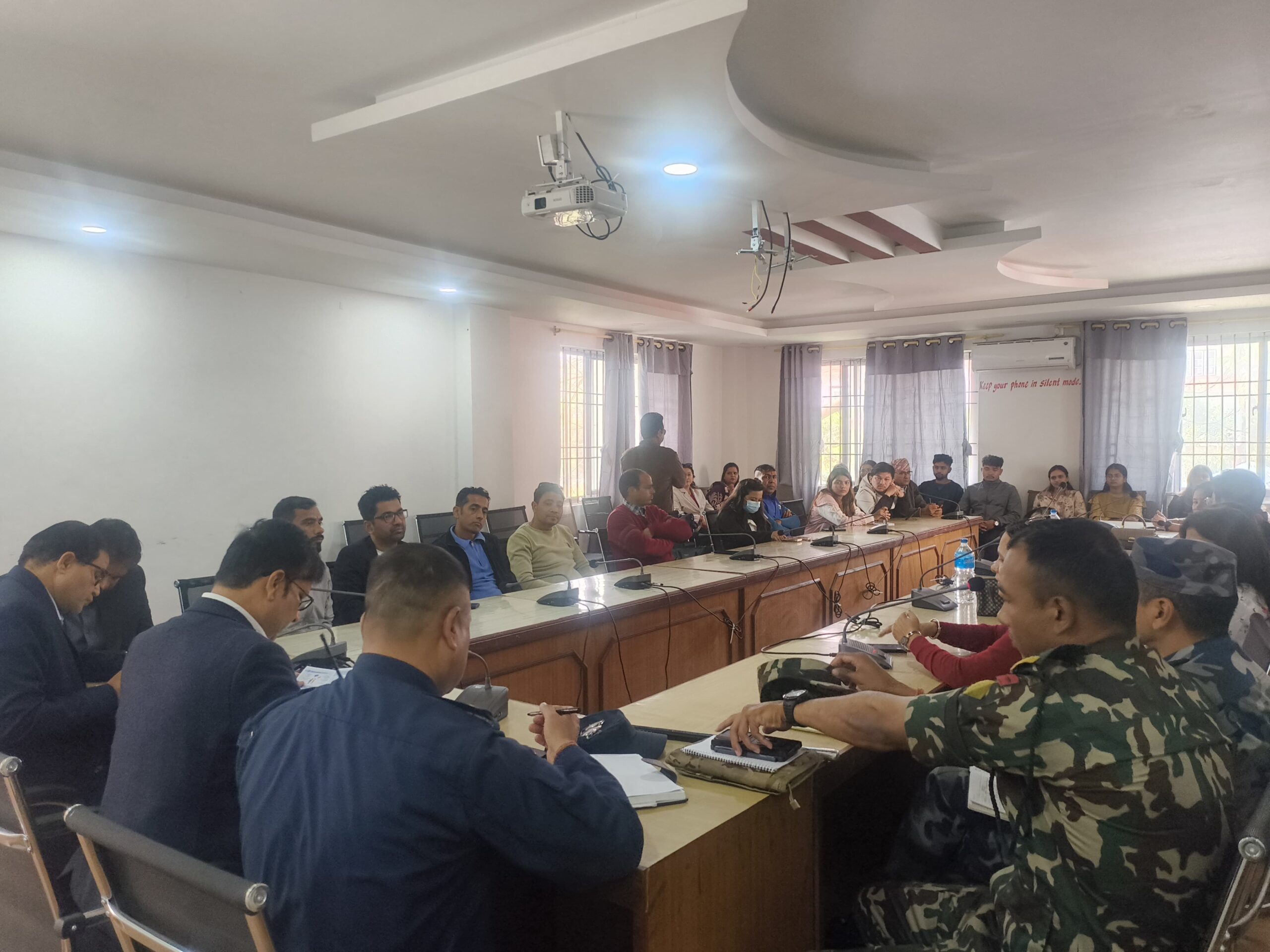 निर्वाचनका लागि परिवेक्षक अभिमुखिकरण सम्पन्न, आचारसंहिता पालना गर्न कडाइका साथ निर्देशन
