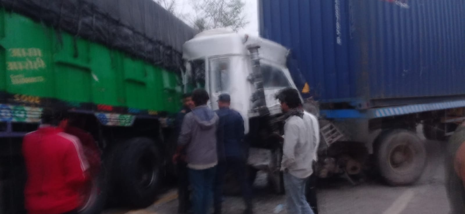मकवानपुरको नेवारपानीमा ट्रक र टेलर ठोक्किँदा चालकको मृत्यु