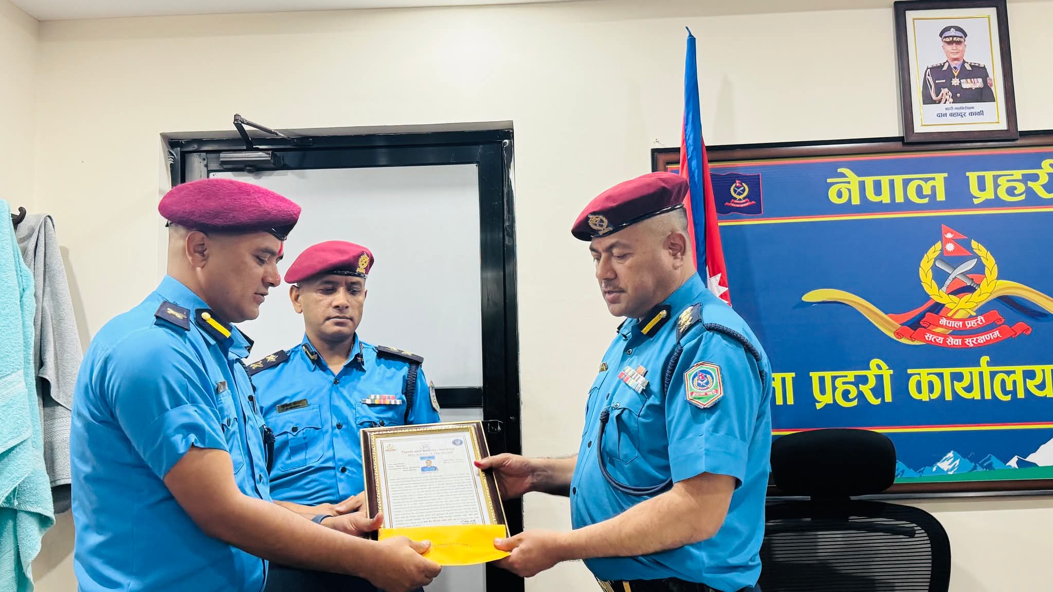 प्रहरी निरीक्षक दिपक थापा सम्मानित