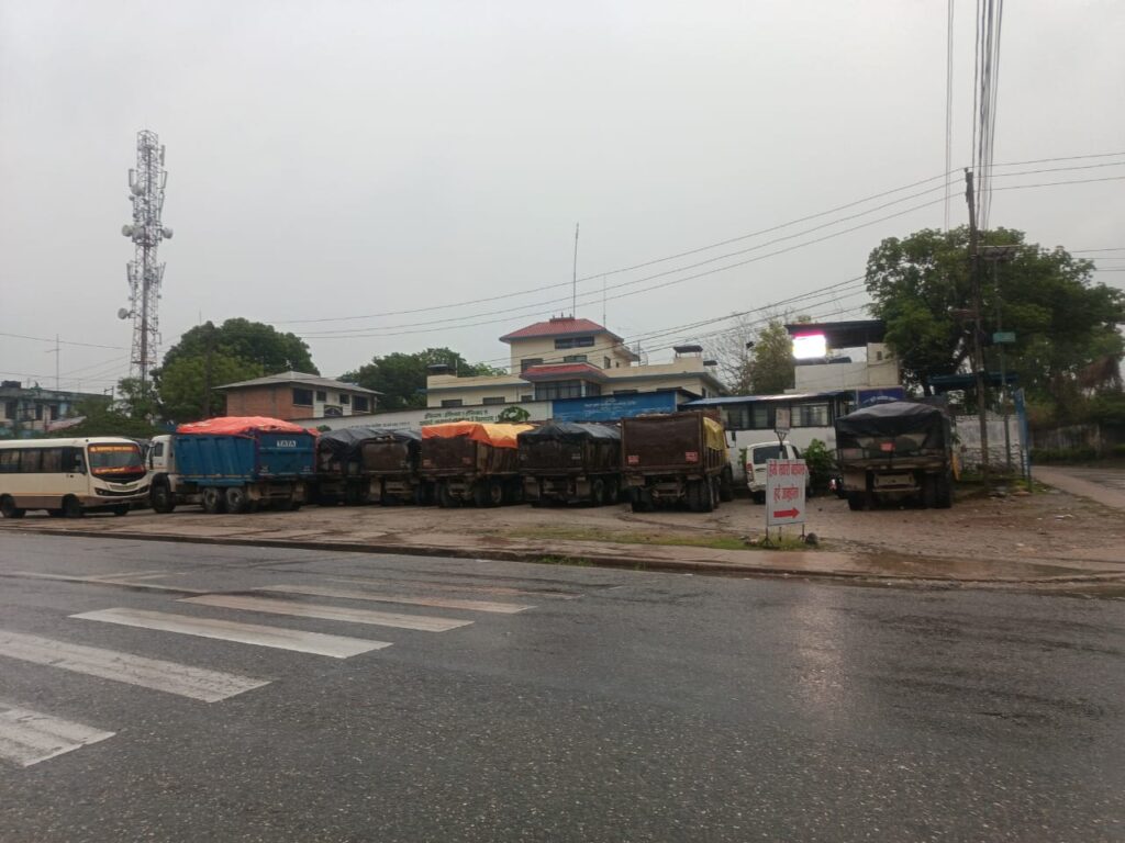 मकवानपुरमा १३ वटा ओभरलोड टिपर नियन्त्रणमा