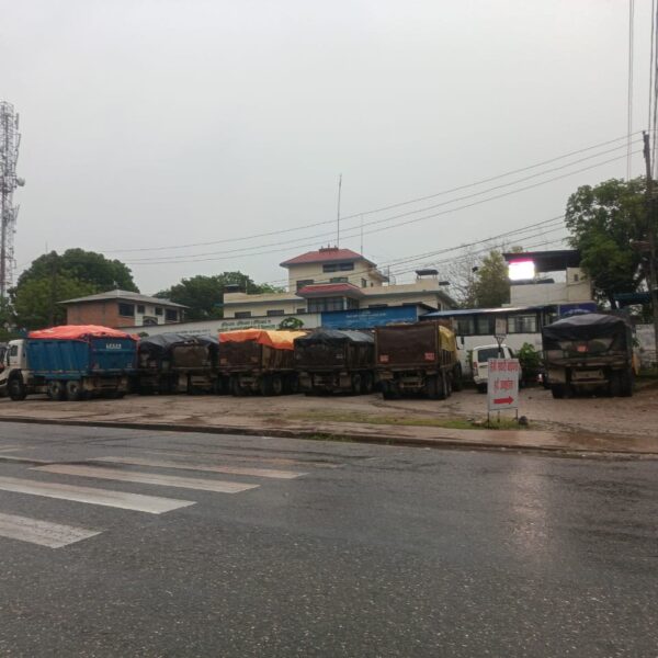 मकवानपुरमा १३ वटा ओभरलोड टिपर नियन्त्रणमा