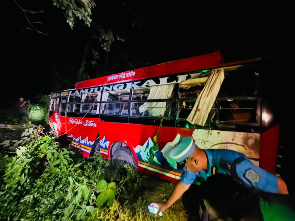 स्टेरिङको टाइरड भाँचिँदा मकवानपुरमा यात्रुवाहक बस दुर्घटना,&hellip;