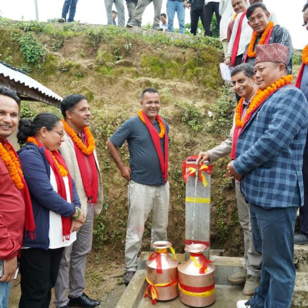 डोकामा पानी बोक्ने बाध्यता हट्यो, थाहा ७ चिसापानीका ४१३ घरमा पुग्यो धारा
