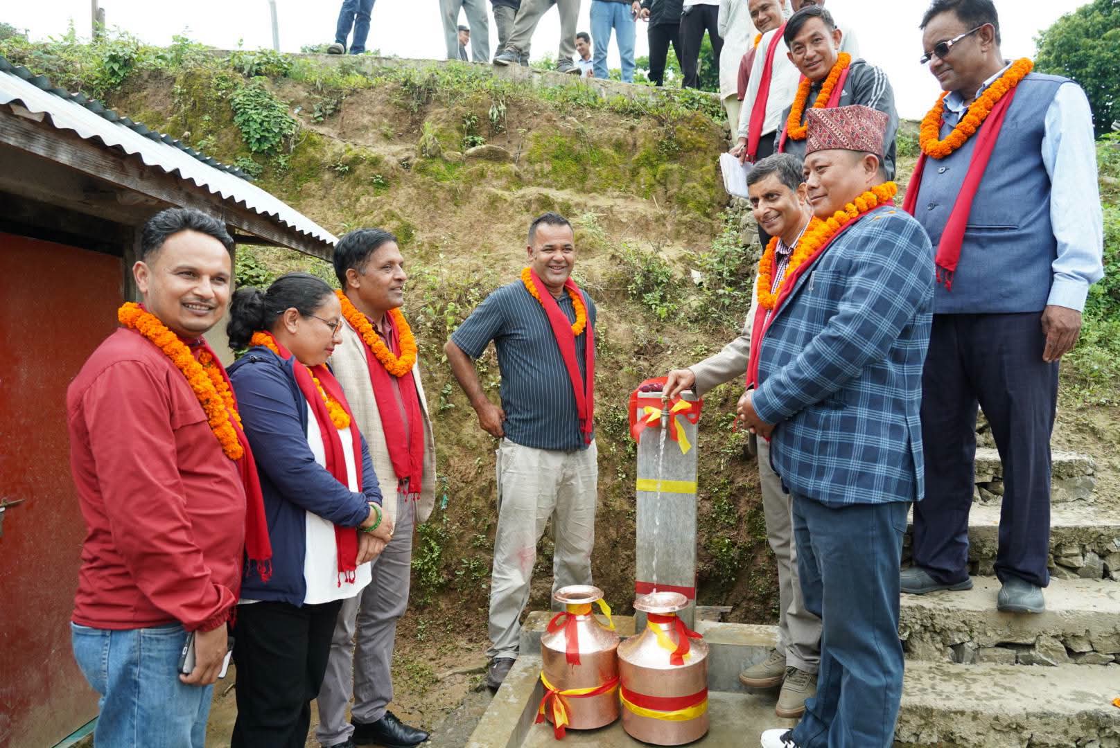 डोकामा पानी बोक्ने बाध्यता हट्यो, थाहा ७ चिसापानीका ४१३ घरमा पुग्यो धारा