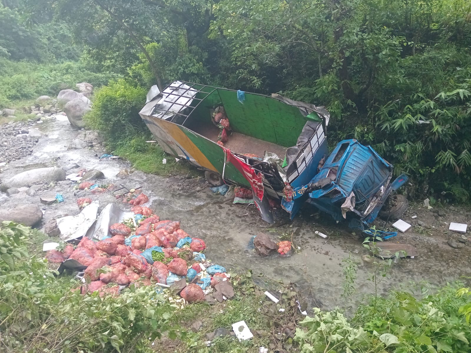 भिमफेदीमा तरकारी बोकेको ट्रक दुर्घटना हुँदा १ जनाको मृत्यु, चालक घाइते