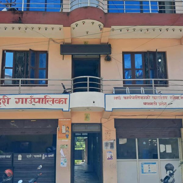 बाढी प्रभावितलाई मनहरी गाउँपालिकाको १० लाख सहयोग, अध्यक्षले तीन महिनाको सेवा सुविधा दिने
