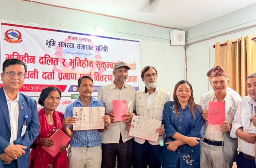 मकवानपुरमा लामो प्रतीक्षापछि ६ परिवारको हातमा लालपुर्जा, अझै हजारौँ भूमिहीन स्वामित्वको पर्खाइमा