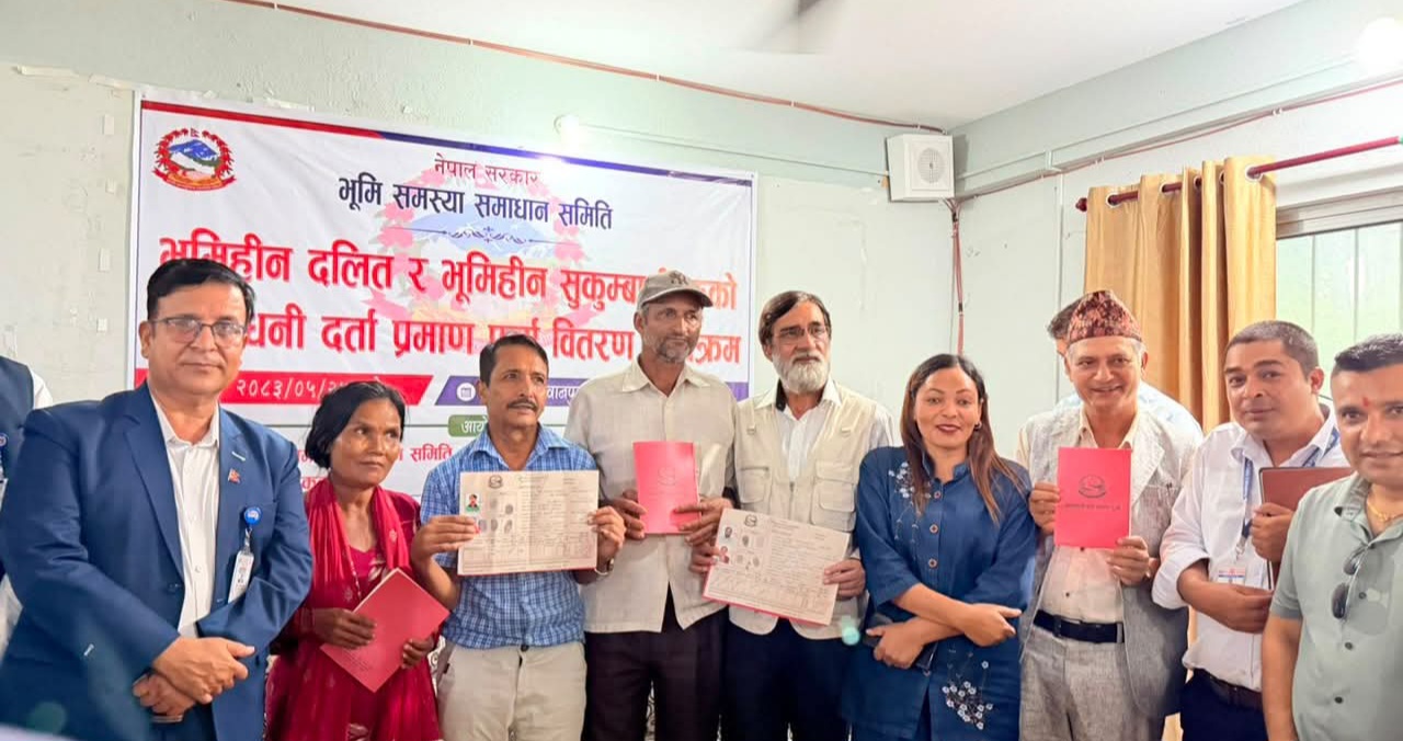 मकवानपुरमा लामो प्रतीक्षापछि ६ परिवारको हातमा लालपुर्जा, अझै हजारौँ भूमिहीन स्वामित्वको पर्खाइमा