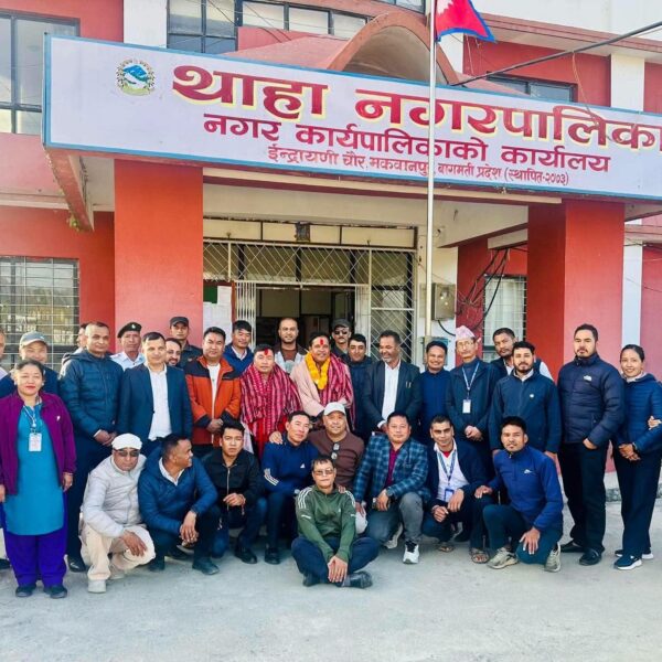 थाहा नगरपालिकाका प्रमुख प्रशासकीय अधिकृत पौडेल र कृषि प्राविधिक श्रेष्ठलाई बिदाइ