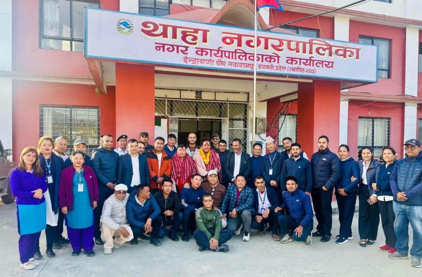 थाहा नगरपालिकाका प्रमुख प्रशासकीय अधिकृत पौडेल र कृषि प्राविधिक श्रेष्ठलाई बिदाइ