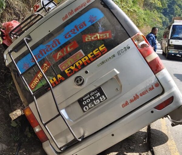 भीमफेदीको बादरेभीरमा ईभी दुर्घटना, ११ जना घाइते