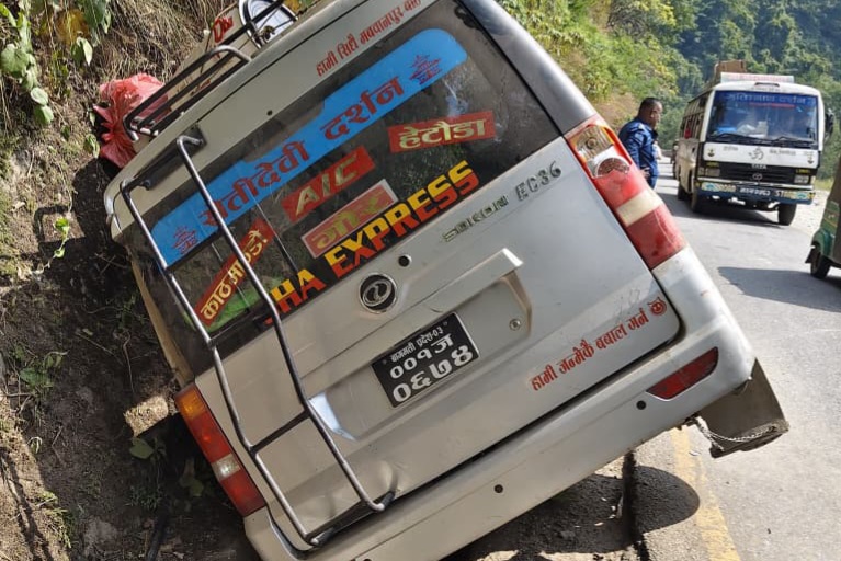 भीमफेदीको बादरेभीरमा ईभी दुर्घटना, ११ जना घाइते