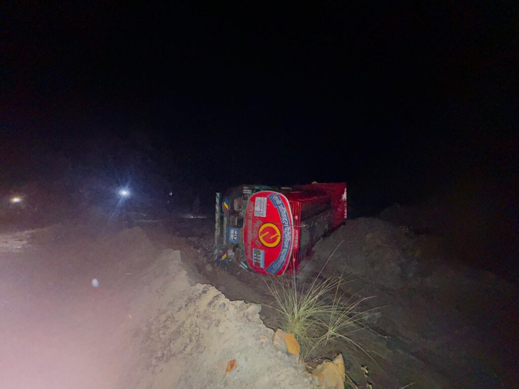 मकवानपुरमा डिजेल बोकेको ट्याङ्कर दुर्घटना हुँदा चालकको…