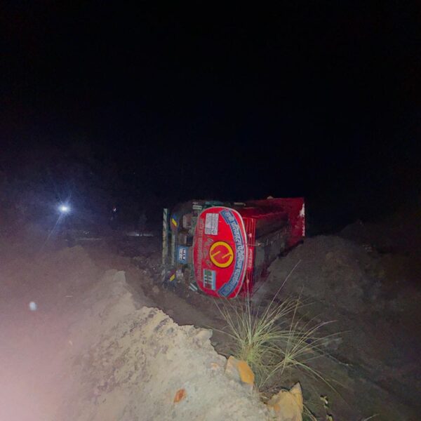 मकवानपुरमा डिजेल बोकेको ट्याङ्कर दुर्घटना हुँदा…