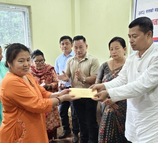 चाडपर्वको शुभकामनासँगै हेटौँडा–१५ का बाढीपीडित तीन परिवारलाई राहत